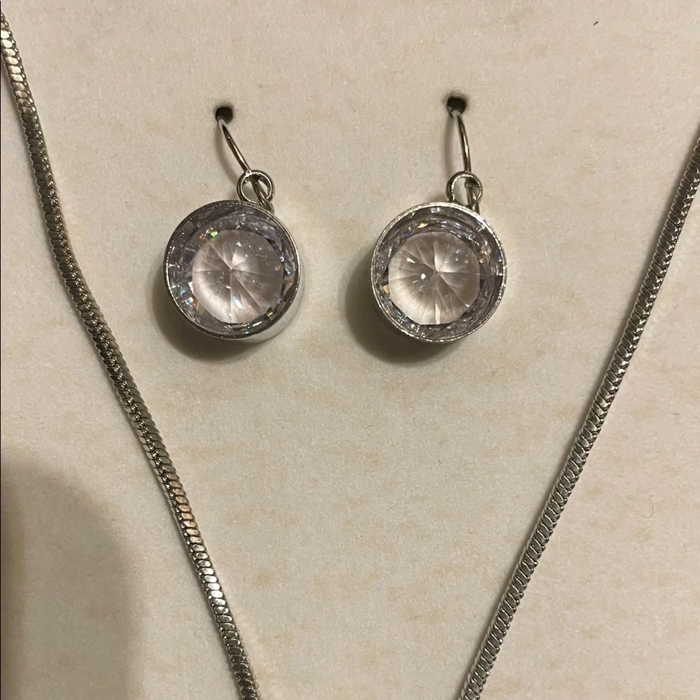 Elegant Silver Necklace and Earring Set - Picture 4 of 5